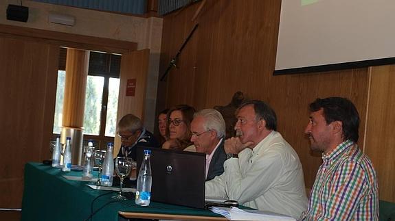 Representantes de la Junta y la Diputtación en la reunión.