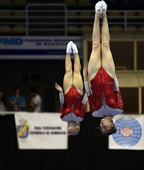 Actuación de una de las parejas que compiten en la Copa del Mundo