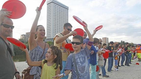 Participantes en el récord preparados para lanzar el frisbie en uno de los ensayos. 