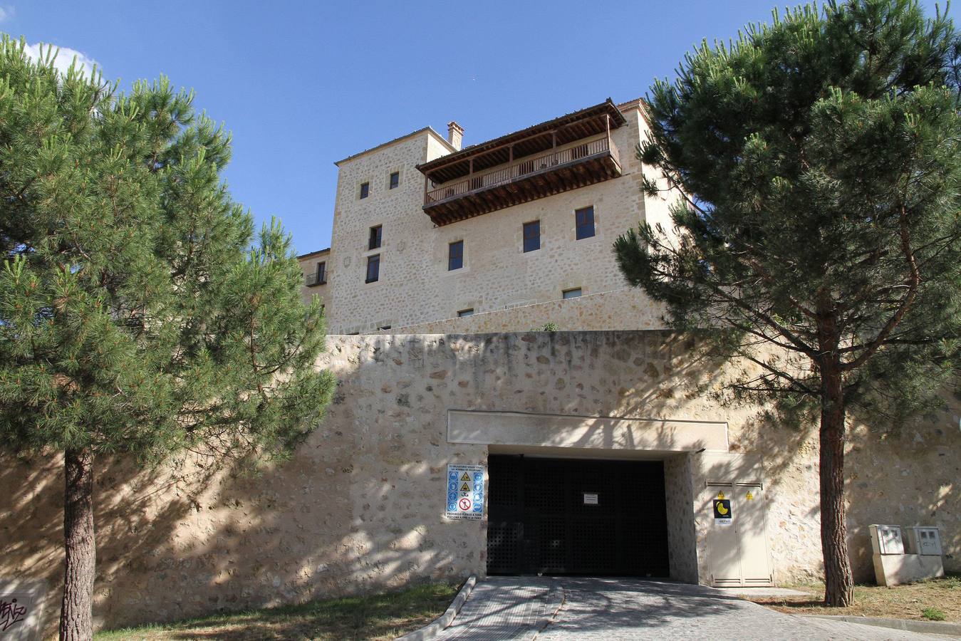 Puerta cerrada de acceso al aparcamiento de las Oblatas. Antonio Tanarro