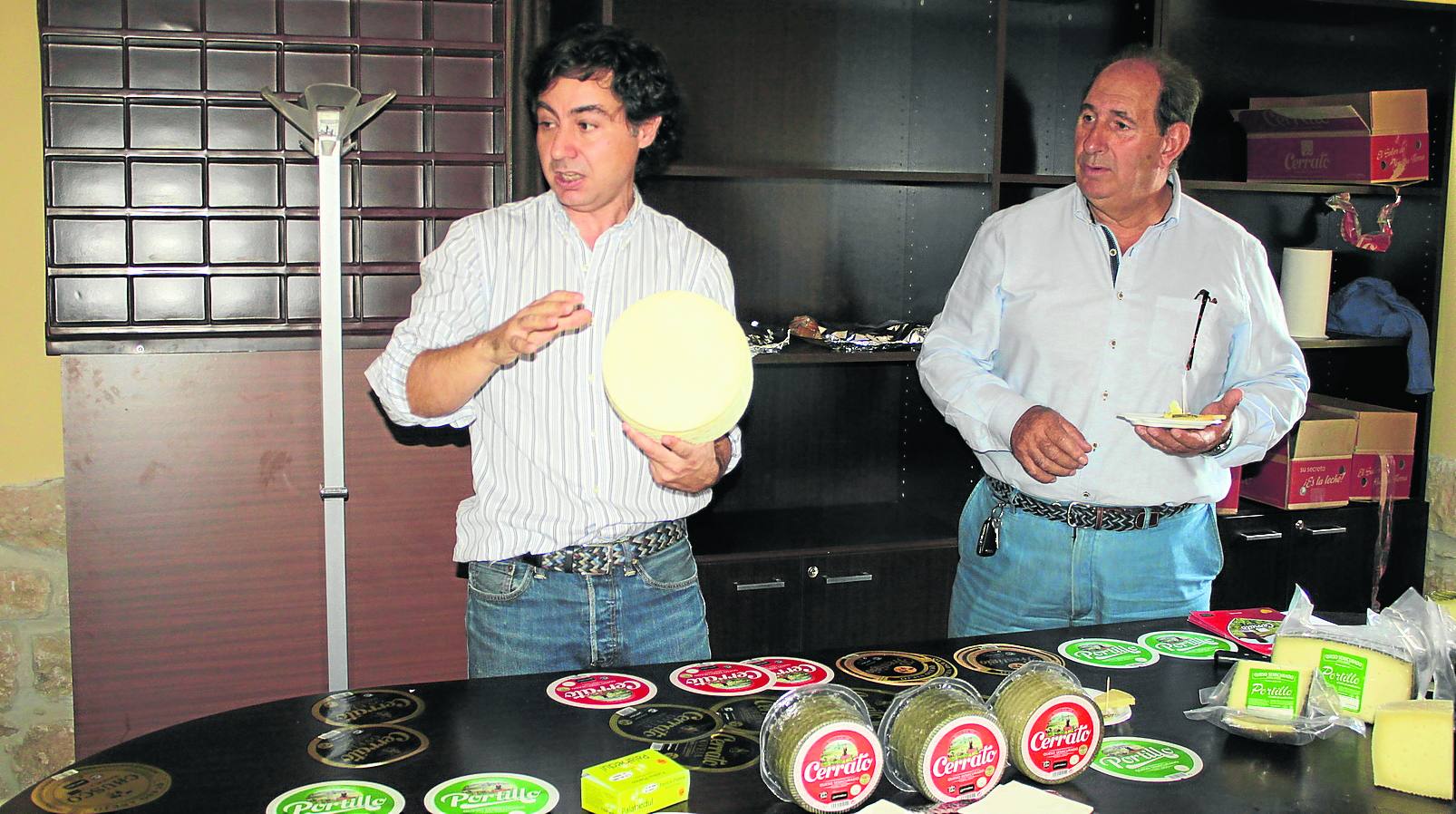 Antonio Encina, técnico de Quesos Cerrato, junto al presidente, Salvador Castrillejo, en la cata celebrada en Tabanera.