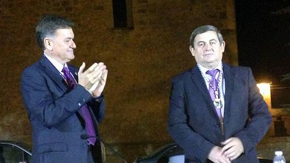Basilio del Olmo (derecha) recibe el aplauso del presidente de la Diputación de Segovia, Francisco Vázquez. 