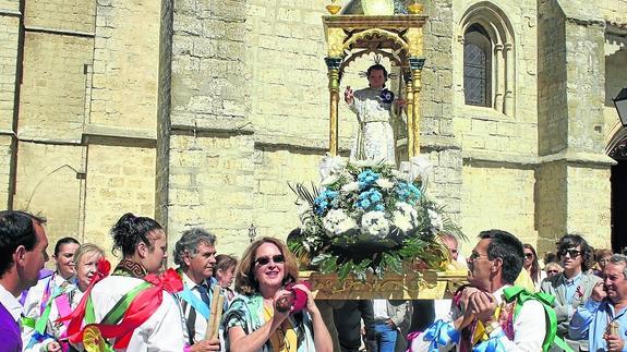 La alcaldesa de Ampudia, María Isabel del Bosque, baila el ‘Ea’ con el Niño. 