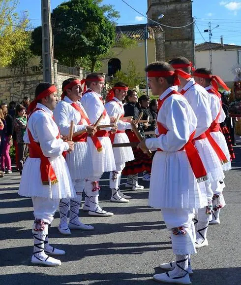 Danzantes de enagüillas en Gallego de la Sierra. 