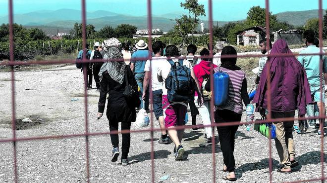 Un grupo de refugiados cruzan la frontera de Macedonia con Grecia cerca de Gevgelija. 