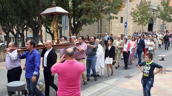 Procesión con el Santísimo, ayer, a su paso por la plaza de Santa Eulalia. 