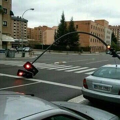 Semáforo derribado por el viento en Valladolid durante la ciclogénesis de 2013