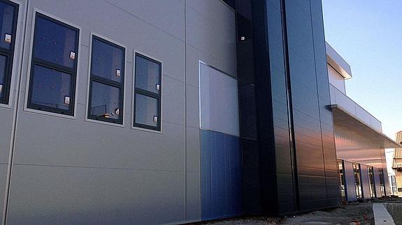 Exteriores del nuevo polideportivo de Nava de la Asunción. 