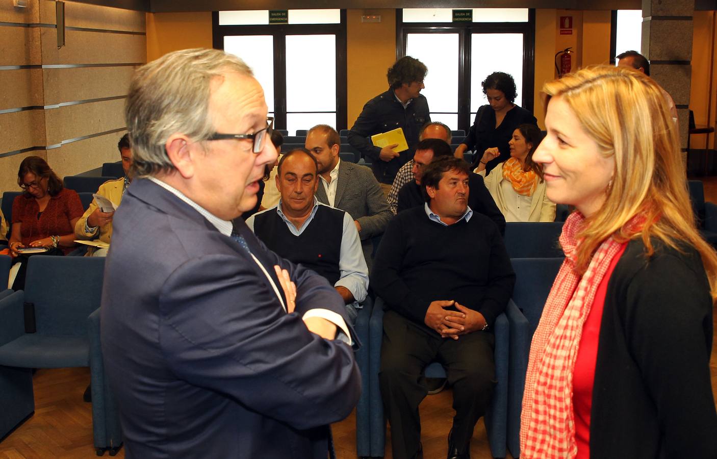 El delegado territorial, Javier López-Escobar, conversa con Patricia Riquelme, codirectora de la vertiente segoviana del Parque de Guadarrama, antes de la reunión con los alcaldes.