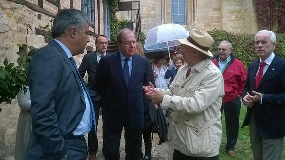 Peridis conversa con Herrera en la visita a la Fundación Santa María la Real.