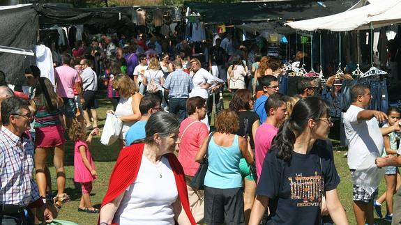 El público recorre los puestos de venta ambulante en la pasada edición de la romería. 