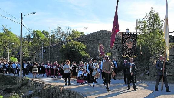 Un momento de la procesión que, por las calles de todo el pueblo, llevó al Cristo desde la iglesia a la ermita. 