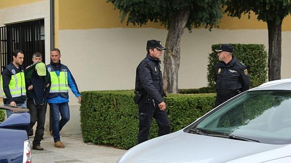 El presunto asesino sale de los juzgados de Astorga junto con la policía para realizar la reconstrucción del crimen.