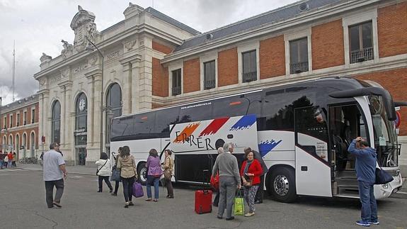 Los pasajeros, a su llegada en autobús a la estación de trenes de Campo Grande.