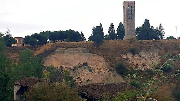 Aspecto del derrumbe del talud de la ribera del Eresma desde la Casa Romana de los Cinco Caños, con la Torre de San Nicolás en la parte superior.