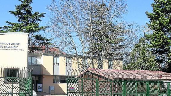 Albergue juvenil 'El Callejón', con la cabaña delante.