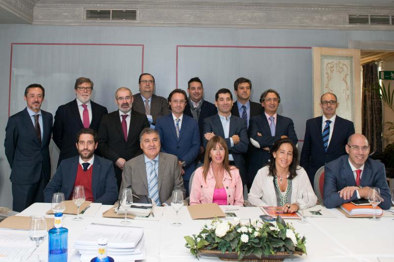 Jurado de los premios. De izquierda a derecha, sentados: César Pontvianne, vicepresidente de Empresa Familiar de Castilla y León; Juan Miguel Martínez Gabaldón, director general de Galletas Gullón; Luisa Alcalde, socia de 'Castilla y León Económica 'y presidenta de Dircom Castilla y León; María Eugenia García, responsable de Marketing y Relaciones Institucionales de Aquona; y Carlos Martín Tobalina, viceconsejero de Economía y Competitividad. De pie: Jesús Gómez Salomé, director de Comunicación de Aenor; Santiago Aparicio, presidente de Cecale; José Enrique Briones, director comercial Banca de Empresas de CaixaBank en Castilla y León; Álvaro Escudero Dancausa, director de Expert One; Alberto Cagigas, director de 'Castilla y León Económica'; Roberto García Iglesias, consejero de GRI; Francisco Hevia, director de RSC y Comunicación de Calidad Pascual; Miguel Ángel García, director de Vodafone en Castilla y León; Juan Carlos de Margarida, presidente del Colegio de Economistas de Valladolid (Ecova); y Pedro Pisonero, director de Iberaval.   EL NORTE