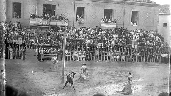 Escenas taurinas de los años cuarenta, en Nava de la Asunción.