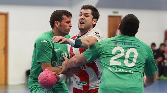 Ismael Villagrán, que vuelve a ser baja, durante un partido anterior ante Antequera. 