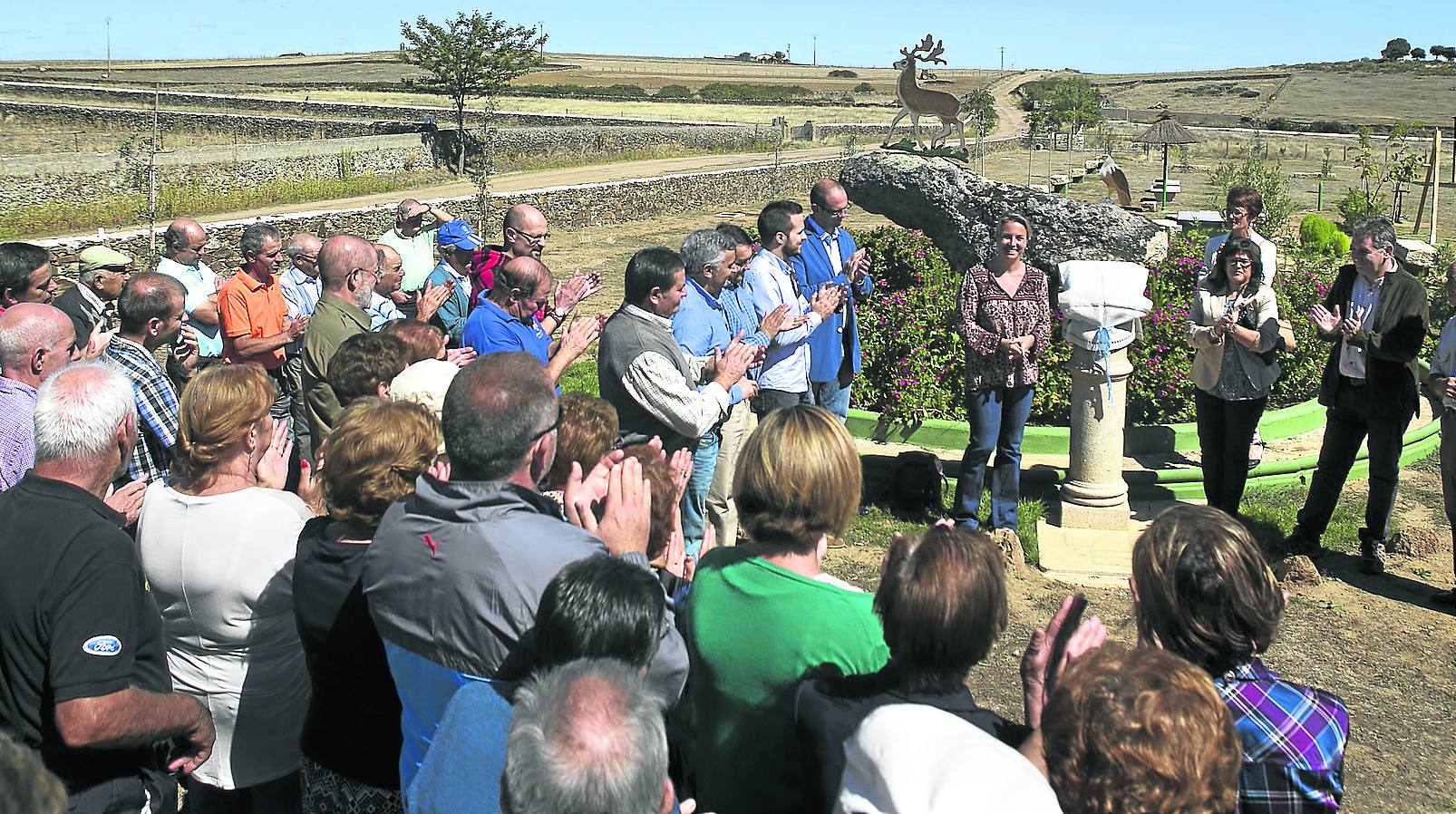 Odile Rodríguez de la Fuente junto a la alcaldesa de La Encina, María Josefa Gómez, y representantes de la Fundación Naturaleza y Hombre y de la Diputación de Salamanca.