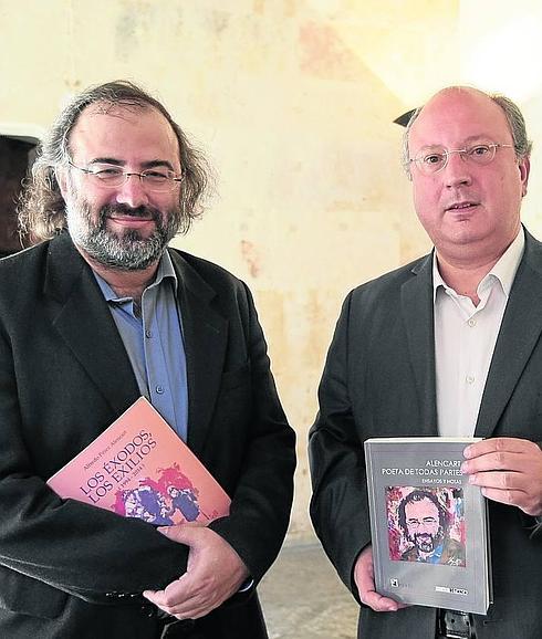 Pérez Alencart y Enrique Cabero posan con los dos libros.