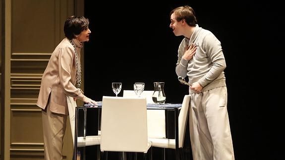 Concha Velasco y Rodrigo Raimondi , durante la obra ‘Olivia y Eugenio’, que se representará en el teatro Juan Bravo el próximo 8 de diciembre.