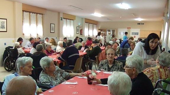 Grupos de residentes, en el comedor del centro, durante una de las celebraciones. 