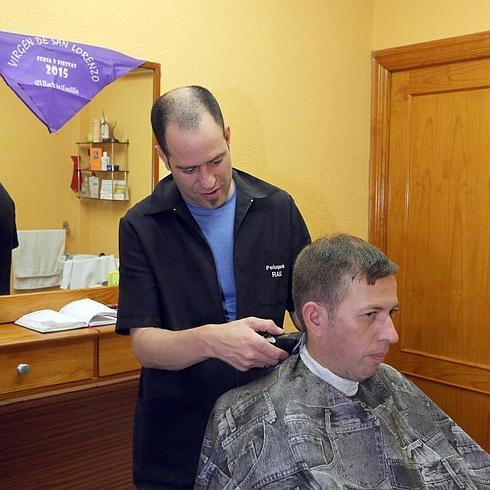 Raúl Fernández atiende a un cliente
