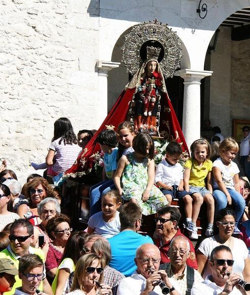 Los duzaineros encabezan la procesión con los niños subidos en la carroza de la Virgen del Henar.