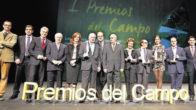 Foto de familia de los premiados de la pasada edición con la entonces consejera de Agricultura, Silvia Clemente. 