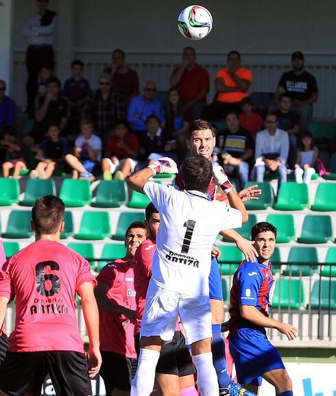 Anel busca el remate en un córner durante el partido ante el Cristo Atlético. 