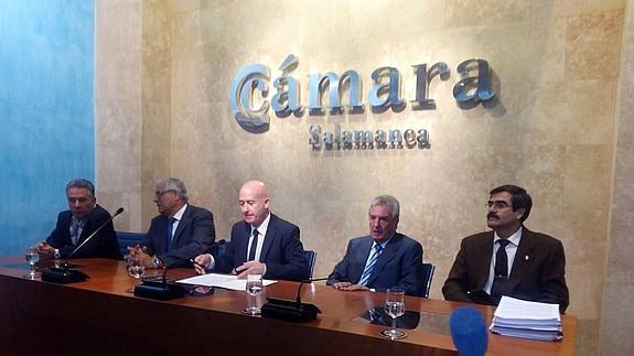 Mesonero, en el centro, durante la reuda de prensa.