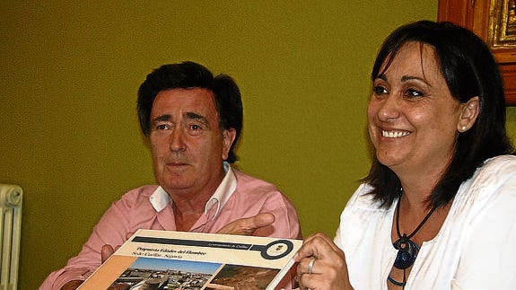 El alcalde, Jesús García, y la concejala Nuria Fernández, en la presentación de la candidatura. 