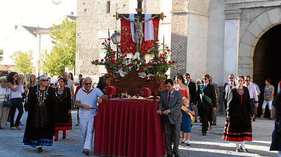 La carroza con el Cristo de la Expiración parte en procesión hacia su ermita. 