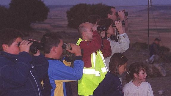 Varias personas observan el cielo durante una 'Alerta OVNI' celebrada en Villanueva de los Caballeros en verano de 2002.