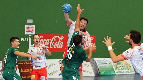 Alberto Camino intenta conectar con Darío Ajo ante el Antequera. 