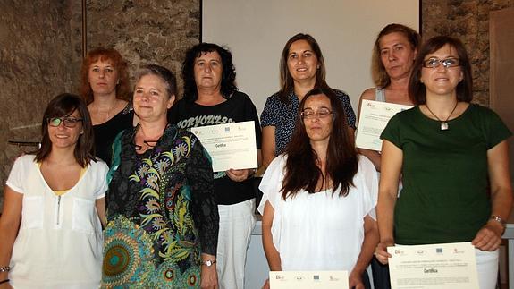 Participantes en la anterior convocatoria de los cursos, con sus diplomas. M. R. 