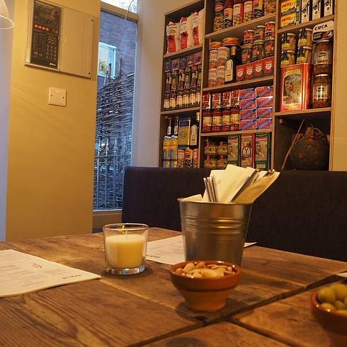 Botes y latas son uno de los atractivos del restaurante. 