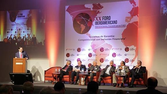 José Rolando Álvarez se dirige a los asistentes al Foro Iberoamericano de Sociedades de Garantía Recíproca que se desarrolla en Lima (Perú). 