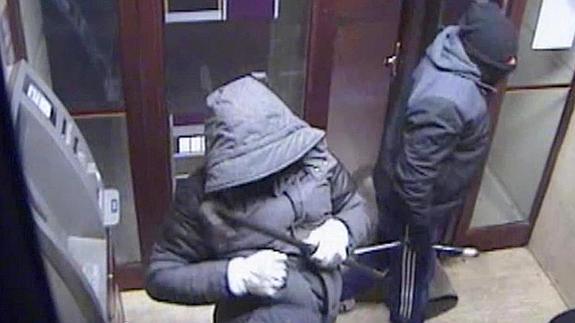 Dos de los detenidos, encapuchados, durante su último asalto a la sucursal de Caja España de Tordesillas