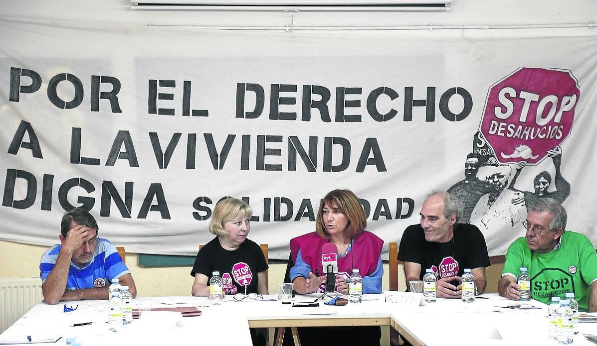 Imagen de la asamblea mantenida ayer por las plataformas de Afectados por la Hipoteca y de Stop Desahucios de Castilla y León.