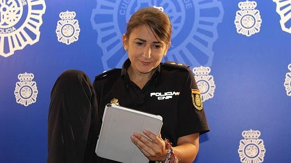 Carolina González, con su inseparable ‘tablet’, revisa las cuentas sociales de la Policía.