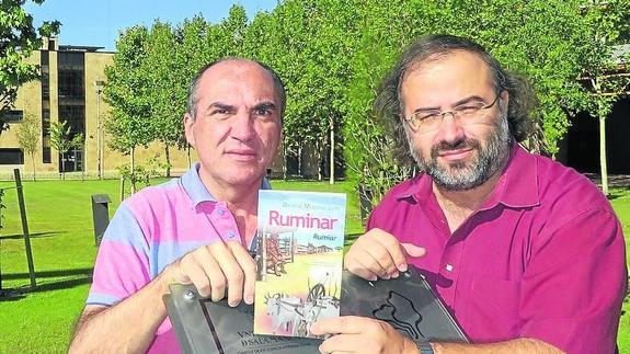 David Leite y Pérez Alencart posan con el poemario ‘Rumiar’. 