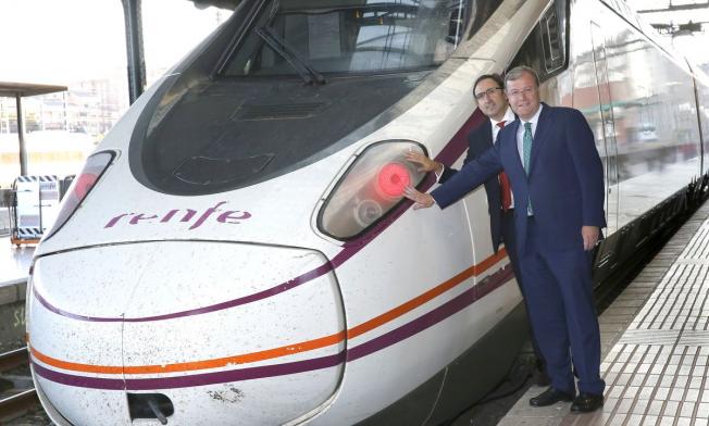 Los alcaldes de León, Antonio Silván, y de Palencia, Alfonso Polanco, posan ante un tren Avant, de los que llegarán por la línea de alta velocidad a sus ciudades. 