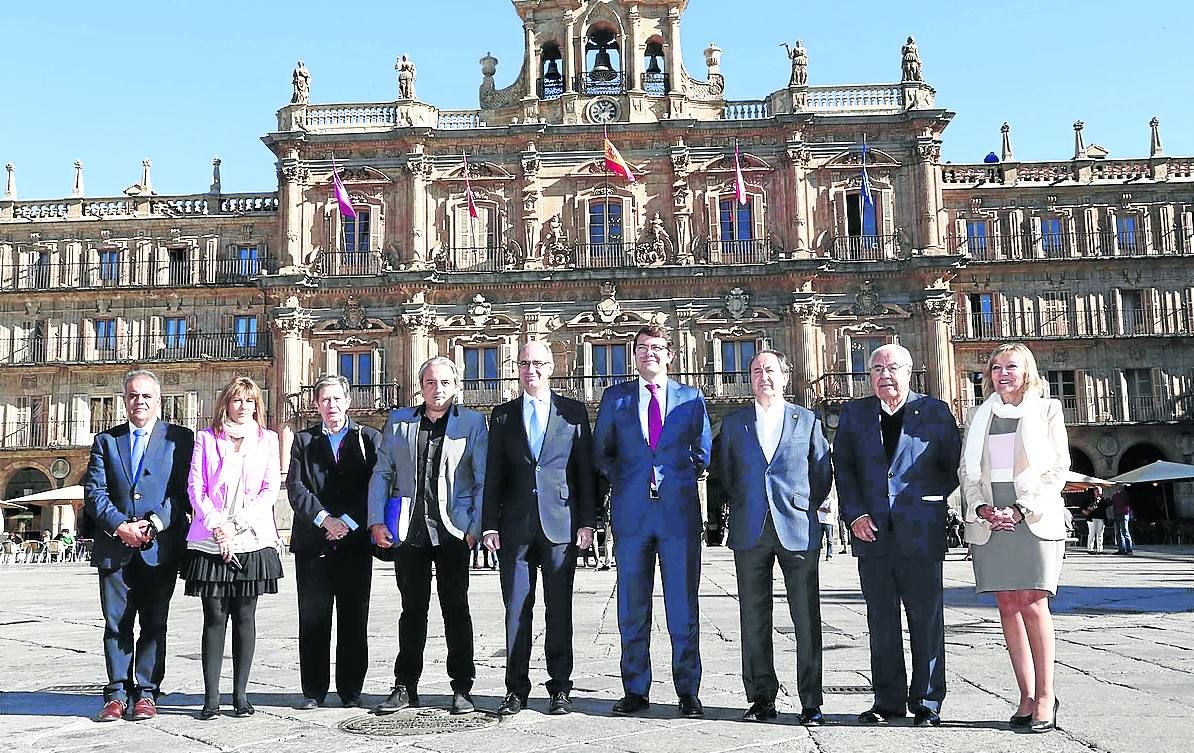 Foto de familia de los firmantes del pacto en la Plaza Mayor. 