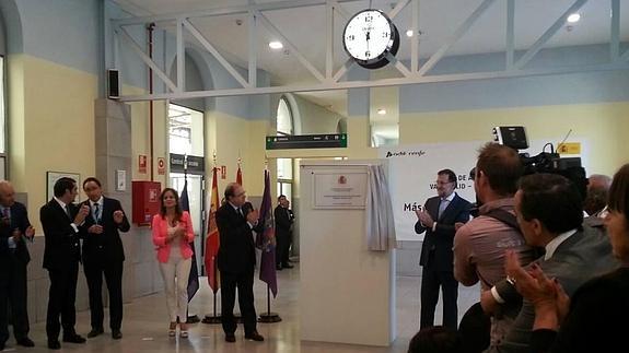 Juan Vicente Herrera y Mariano Rajoy aplauden en la estación de Palencia tras descubrir la placa conmemorativa. 