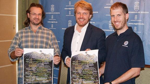 Víctor Sesma (i), el concejal Jesús García y el coordinador local de SEO-Birdlife, Nacho Domingo.El Norte