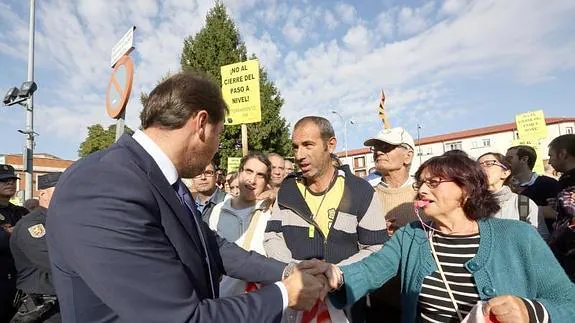 El alcalde de Valladolid, saluda a los vecinos que protestan en la estación Campo Grande. 