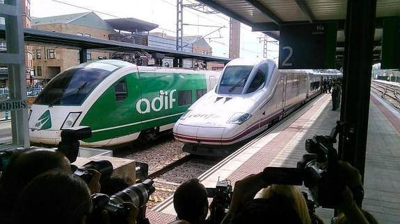 El primer tren Ave ha llegado a la estación de León a las 11:55 horas.