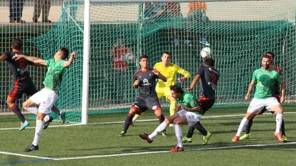 Acción de uno de los goles que el CDGuijuelo le marcó el pasado domingo al Celta B. D. M. 